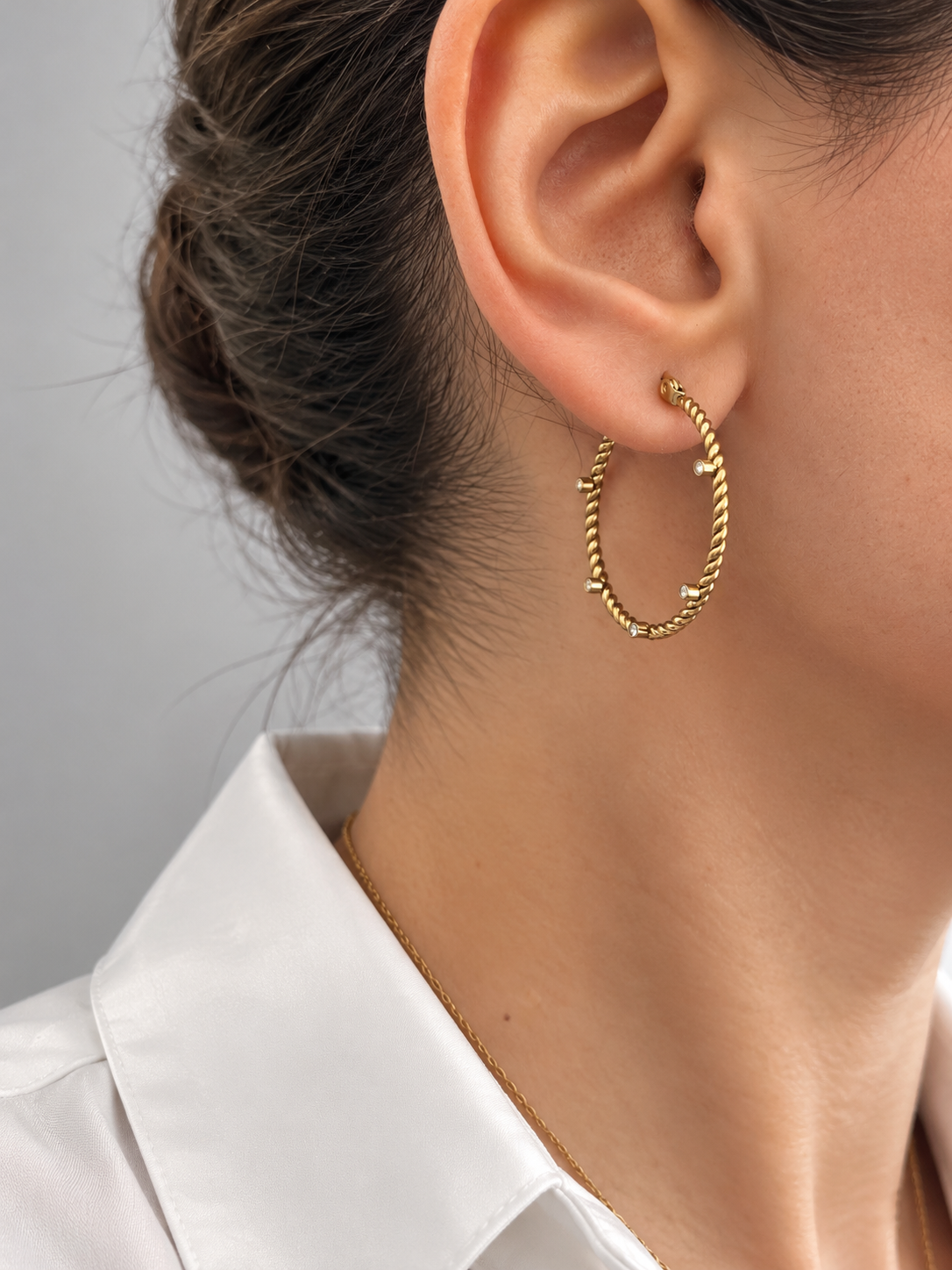 گوشواره حلقه‌ای طنابی پیچ نگین‌دار